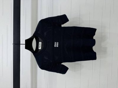 上新原单高端品质 Miumi*2025春夏最新系列！圆领镂空针织短袖！定制Yb冰丝材质织造 柔软亲肤 舒适有型 通体领口袖口包边螺纹与下摆呼应 胸前撞色字母刺绣