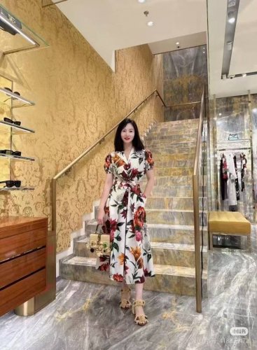 dg 原版白底大红花棉布短袖衬衫256款 棉布定位半裙275款360Smlxlxxl 棉府绸面料 水洗及时凉干 不可浸泡 、不可漂白、不可翻转干燥，低温熨烫缓，