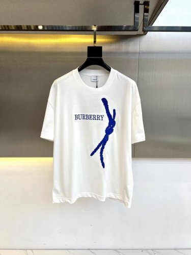 Bur巴宝莉、2025春夏新品男士短袖T恤圆领纯棉，麻绳刺绣Logo经典剪裁新款，俘获大量年轻人的心，经典、时髦、高贵，从这款短袖中也能感受它的独特设计！这款T