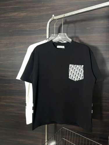 款号：He211 Dior-迪奥胸前牛仔口袋圆领短袖 面料采用280克双股双纱纯棉面料，手感舒适柔软，上身舒适透气，领口采用同缸同色罗纹，不紧绷，不变形，胸前采