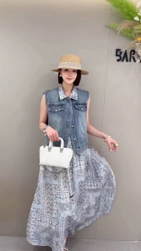 白富美必入麻系带吊带两件套 牛仔马甲吊带 质感透气舒适。吊带定位印花东方美学艺术色调浪漫夏日上身减龄绝绝子！H版型系腰带设计时髦又高级！白富美必备神器！立体裁版