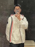 Moncler 蒙口 2025春季新品 防水夹克连帽外套，贸易公司渠道稀出，原厂代工出品。该款夹克外层超柔聚酯纤维防风防水，功能与时尚型兼具。100%聚酯纤维成
