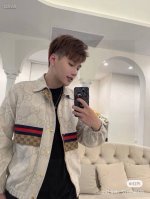 P240 品名：Gucci 23Ss秋冬新款暗纹双G提花牛仔夹克外套 版型；宽松 面料：提花牛仔 颜色： 象牙白 尺码M-L-Xl 胸围 衣长 肩宽 M 126