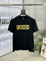 p180 Fendi（芬迪 ）25Ss春夏新品装饰数码印花工具图案圆领短袖T恤，正面饰有Fendi双色搭配立体印花图案，描绘Fendi工匠所用的工具，演绎新季元