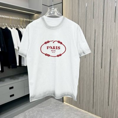Rada 普拉达 25Fw春夏新款圆领T恤 采用重磅320G双纱精梳棉材质 上身立体感强 采用重磅洗水工艺搭配喷绘中空绣绣花 洗涤方式：面料仅限干洗或洗衣袋包裹