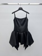 paris Georgi*芭蕾风礼服裙 这款 Zahria 连衣裙拥有雕塑般的美感 选用顺滑的醋酸缎面制作 省道设计带来宛如定制般的合身效果 迷你裙摆层叠交替