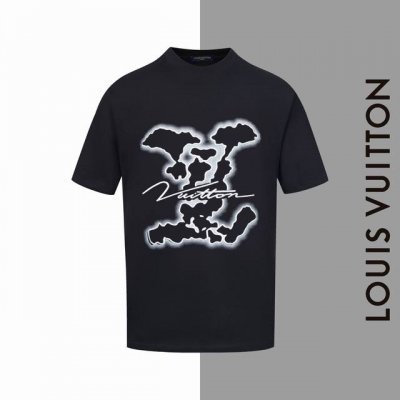 款号#Z113 Lv 泼墨白云刺绣大标圆领短袖 Louisvuitton官网一致款式 面料：32支双纱280克纯棉面料 同缸同色织染螺纹 颜色一致 工艺：进口机