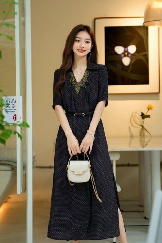 上新钉珠波点印花真丝双绉连衣裙。 S-Xl