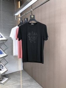 普拉达。2025春夏新品时尚圆领短袖高级定制百搭款式！更有实用感 任何人都可以轻松驾驭 采用双丝光面料制作，奢华经典品牌Logo设计，G非常显档次懂货的必须入！