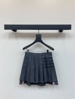 Tb*25春夏最新款超级减龄学院风压褶半裙 上身就是满满的减龄感 半裙采用压褶设计 裙摆经典织带拼接点缀很好看 上身秒变大长腿美少女 尺码：0.1.2.3 Aa