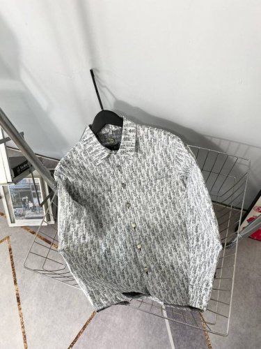 dior迪奥经典老花提花满印牛仔衬衫 慵懒风扎染灰白情侣款衬衫外套 d家本季最火的时尚单品 满印Logo的设计超级爱 老花衬衫真的太上头了 浅色系给人清爽的感觉