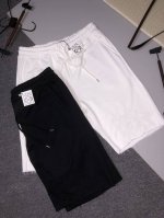 Loewe 罗意威 同色字母 Logo标识刺绣 五分裤、高品质纯棉 面料、特别手感、超级质感 舒适柔软透气 休闲宽松版型 潮流男女同款 短裤 颜色：白色 码数：
