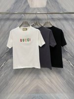 25春夏新品G家橡胶Logo设计的圆领棉质短袖，凭借其精致的细节和舒适的穿着体验，成为了时尚界的宠儿。首先，短袖采用100%纯棉材质，柔软透气，适合各种场合穿着