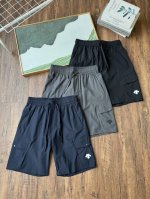 供 迪桑特夏季男士光影格仔梭织休闲短裤 是时尚与功能的完美结合 其采用高品质梭织面料 具有出色的透气性与速干性 让你在炎热夏日也能保持清爽舒适 独特的光影格仔设