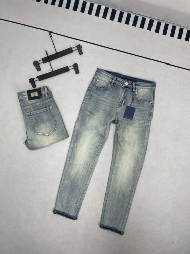春季新款新款路易威登Louis Vuittony新品超柔皮标牛仔裤！ Lv最新顶级用料超柔高棉水洗牛仔面料！每一件水洗费用高达常规工艺三倍之多，触感极致细腻，拿