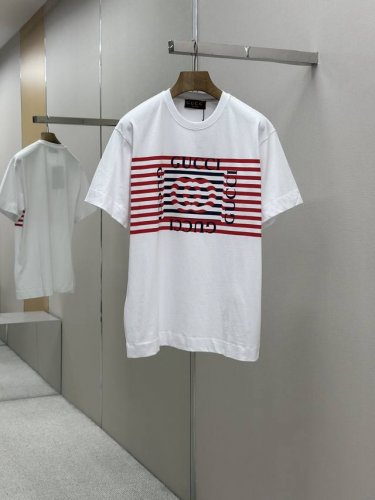 Gucci 红浪印花圆领短袖 纯棉质针织平纹面料 采用15S精棉平纹面料 230G 搭配32S双纱螺纹 300G 采用精梳工艺处理的棉纤维制成的平纹织物 相对于