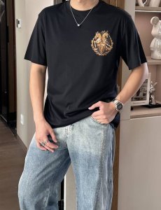 爱*仕 2025春夏最新双马徽章男士圆领T恤衫 宽大版型Over Size风格 完全不挑身材 整体效果宽松却极具韵味 不会松垮到没型 穿搭更是万能得百搭 超显年
