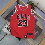 款号 Yss023 顶级刺绣 2025新款Nba耐克Nike芝加哥公牛队乔丹23号刺绣球衣篮球服 Bulls 字样醒目张扬 图案动感十足 将公牛队活力展现得淋漓