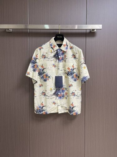 prada Hawaii短袖印花衬衣 这款棉质衬衫呈现Oversize线条 配以别致的保龄球翻领 夏日风格印花在运动设计中融入复古气质 经典胸袋 平直底边 珍珠