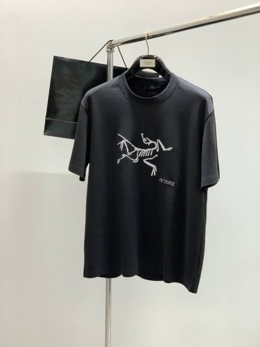 arcteryx 始祖鸟，2025夏季Aw新品，时尚休闲圆领短袖T恤，专柜同步有售，原单狠货，进口原版面料，工艺极度复杂，视觉相当雅致时髦，高贵而优雅，从主体面