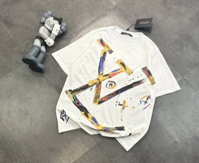 潮牌 路易威登直喷满印设计情侣款短袖T恤！ 240G双纱潮牌专用棉，纹理清晰，质感满满，同缸定染1×1无色差精密纯棉螺纹，层搭叠穿，自留好货，强烈推荐~所有的