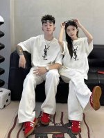 2025Ysl圣罗兰刺绣T恤情侣短袖 Dior限定数码直喷工艺印花短袖T恤 T原地自留款！ 好喜欢这种款 前面一个精致印花 叠穿的话会很高级背后又是大面积的刺绣