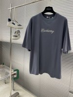 bbr 冲浪板发泡印花短袖 采用40支双纱平纹精梳棉，面料布匹洗水号克重为240克 螺纹搭配32支双纱1*1。面料定染灰蓝黑螺纹同缸配套定染。 印花采用发泡印花