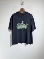 Burberry巴宝莉 花坛搭配珠珠颗粒设计。Bur家国外疯抢款。25款男女同款宽松版型短袖T恤。超好看且超大面积印刷。 最新北美代购订单牛T 设计师品牌 .重