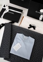 C*Hanel 针织短袖 独领冷色调的极致纯净，其色清冽，更富有内涵袖口和下摆做卷边包边，打破常规的设计，左下角用蓝色蕾丝勾勒出品牌字母，低调又奢华 里边可穿打