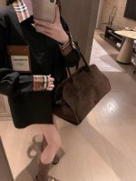 burberr* 咖色格纹衬衫 bbr今年的新品真的无敌好看 单穿叠穿都超 慵懒感十足 定制皮牌装饰袋