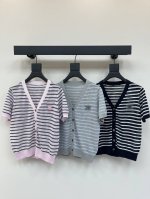 Celin*25春夏新款短袖V领针织衫，活力条纹踫撞精致刺绣Logo 标志性元素吸睛又独特 百塔时尚单品 3色3码Sml Aa