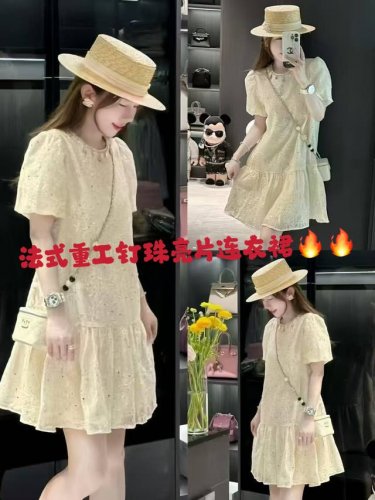 无敌爆款 法式重工钉珠亮片气质连衣裙 裙身布满闪亮装饰 熠熠生辉 吸睛亮眼 荷叶边裙摆灵动飘逸 尽显浪漫优雅 轻松打造甜美少女感 Smlxl