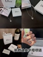 Dior 迪奥新款字母项链 搭配全套 Blingbling的锆石 随着身体的摆动，不停地晃动闪耀 释放出爱的信号，也太心动了 不止于送女朋友，送闺蜜，妈妈、婆婆