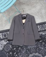 款M613 Miumiu Miumiu贴布绣西装 版型超正 自带垫肩 千金高级灰超级好看必须留一件 今年的风向标就是 千金大小姐的气质减龄风 上身真的很种草又好