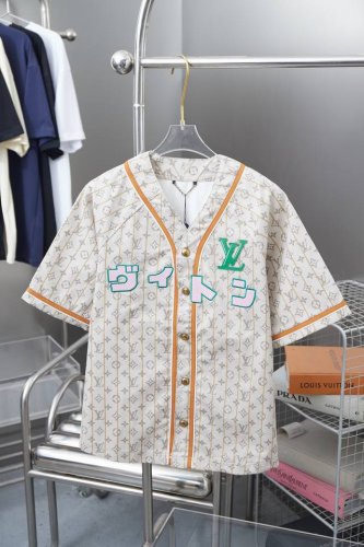 240 路易 Lv 25Ss早春新款 走秀联名 微章章仔棒球衣马甲 轻奢主义 男女日常通勤穿搭必备单品 正确版本 随意对比 详细特征 · 定制Yb牛仔材质， ·