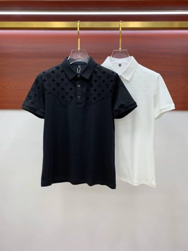 Lv25Ss新款春夏短袖翻领T恤polo，最高版本客供定制高端朱地面料简单时尚款，经典Logo简单大方的款式！满满的高级感，四季可穿。简欧风格官网在售 码数M-