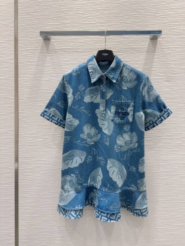 Fend* 2025Ss新款 高版出品~超时髦新款丹宁牛仔 酵洗个性色调上身又酷又飒爽 采用定制高品质斜纹棉质水洗牛仔面料 纹理细腻 棉感自然 既有筋骨感又不失