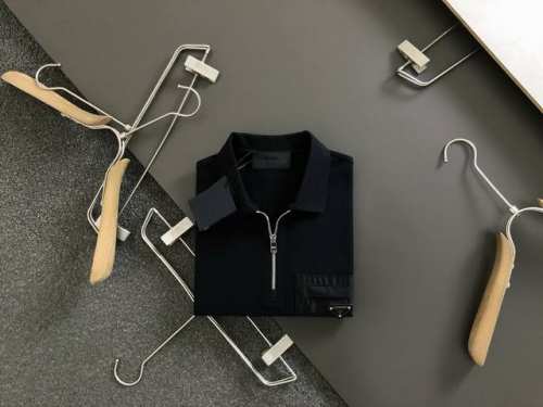 prad*合身版型M-Xxxl 2025春夏黑色金属三角标融合口袋Polo*精致工艺专柜面料，顶级元素融合打造，经典短袖3标齐全，潮男时尚，无论是上身舒适度还是