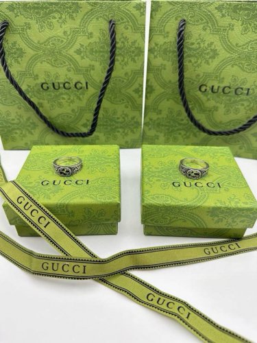 Gucci古驰双G花纹戒指 泰银版本 戒指上镌刻品牌标志性图案 虽然只有简简单单的花纹和刻字 但是意义非凡 blind For Love:一段关系里我们不都是盲