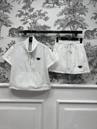 pd家 25春夏新款 高人气尼龙系例 立领拉链休闲短袖上衣+高腰松紧半身裙 高街时髦基础单品上点缀细节 日常又经典的款式 非常百搭 超级青春少女的样式经典倒三角