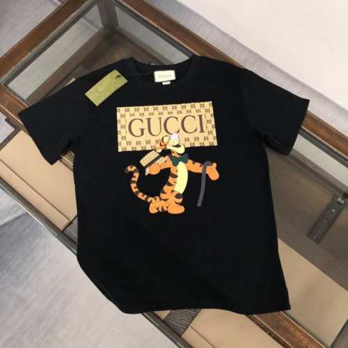 Gucci 夏季新款圆领短袖T恤 270克重磅高端纯棉面料 手感质感都极完美 修身裁剪设计干净利落 时尚又好看 走线做工非常精致 版型效果超赞 而且透气性能超强