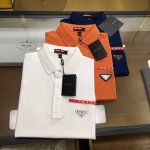 新品 Prad... 2025春夏新品 时尚Polo 翻领短袖 高级定制百搭款式 任何人都可以轻松驾驭 面料全订制工艺 胸前奢华经典品牌Logo设计，非常显档次