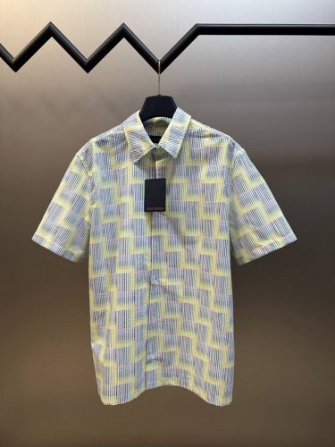 Lv 梯纹格印花短袖衬衫 纯棉质梭织面料，平纹织物色经白纬交织，形成轻微牛仔质感的哑光纹理。表面平整但略带颗粒感透气性，纱线细腻强韧轻薄柔软。消除内应力，使面料