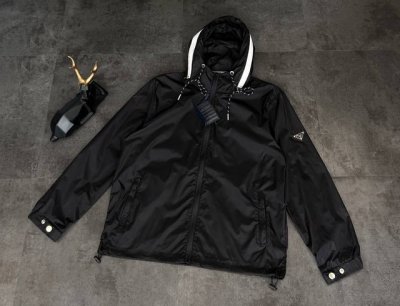 新款防晒服上新2025Ss夏季新品普拉达Prada防晒服真的赢麻了！ 面料：采用高科技功能性面料，轻盈又透气，能有效阻挡紫外线，Upf值远超普通防晒服。皮肤接触