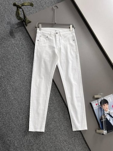 迪奥2025四季款新品刺绣口袋修身牛仔裤长裤，采用进口客供日本Denim平纹棉质牛仔面料梭织生产，三标齐全，简约不失大气，柔软细腻舒适，上身百搭时尚 颜色：黑色