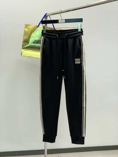 miu Miu 2025春季最新品，专柜同步有售，原单狠货，时尚休闲长裤，进口原版面料，上身舒适透气，顶级刺绣工艺字母图案装饰Logo，原版五金辅料装饰，档次极