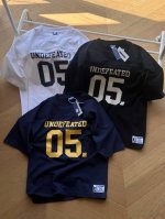 供 Undefeated五条杠 胸口05 落肩宽松短袖Tee 黑色 白色 藏青 S~Xl 原版260G全棉双纱面料定染同色螺纹，胸前数码直喷印花。前后胸立体裁剪