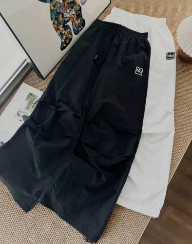 品名：Alo 立体硅胶防晒工装速腿休闲裤 尺码：M.L 颜色：白色 黑色 拿捏松弛感，这套穿搭太绝！谁能拒绝，短款白T干净利落，露出钎细腰线，搭配黑色宽松的阔腿