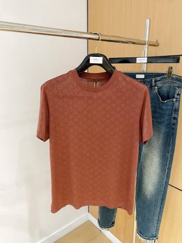 lv25Ss春夏 新品 定制蚕丝面料丝滑透气！时尚经典圆领短袖时尚单品设计，更加时尚舒适，高标准定制，上身非常有型，胸前品牌经典Logo 图案 客供辅料，客供进