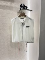 miumi*2025新品上架 翻领抽绳针织马甲 定制Yb羊毛纱线织造 轻薄舒适 透气性更好 翻领马甲版型 两侧以抽绳调节 叠穿单穿均能穿出松弛工装个性 标志性字